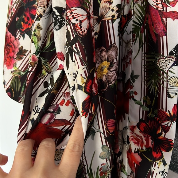 Black coral reversible silk open blouse - Picture 4 of 10